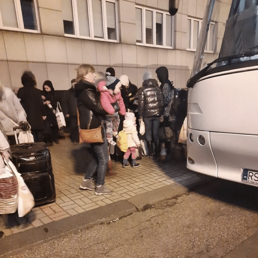 Unmittelbar nach Kriegsausbruch in der Ukraine haben wir unser KINDERHILFSPROJEKT UKRAINE gestartet, wo Kinder und Jugendliche mit ihren Familien Transportunterstützung erhalten haben, um in europäische Aufnahmeländer zu kommen.
