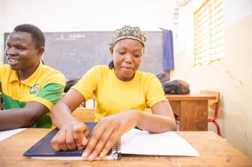 Frau aus Burkina Faso in einen Klassenzimmer