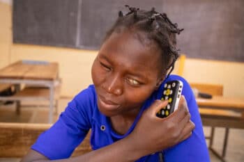Frau mit Sehbehinderung aus Burkina Faso nutzt Hilfsgerät